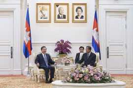 El ministro vietnamita de Seguridad Pública, To Lam, y el primer ministro de Camboya, Samdech Hun Sen
