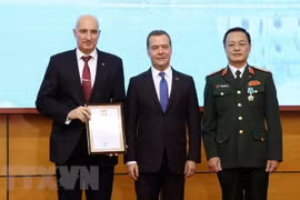 Dmitri Medvédev honra aportes del Centro Tropical Vietnam-Rusia