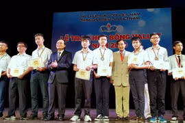 Entregan becas Vallet a estudiantes sobresalientes vietnamitas 