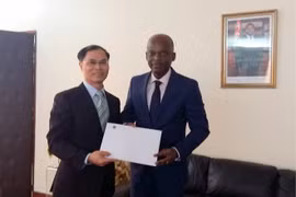 Togo desea robustecer lazos con Vietnam en foros internacionales