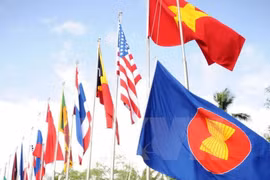 Escritores de ASEAN intercambian en Laos