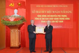 Máximo dirigente partidista de Vietnam recibe insignia por 50 años de militancia