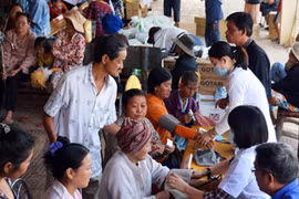 Entregan obsequios a vietnamitas y camboyanos residentes en Kompung Chinang y Kompung Thom