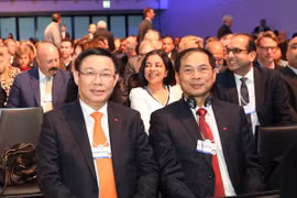 Vietnam comparte experiencias de desarrollo sostenible en Davos