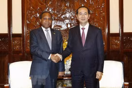 Presidente de Vietnam recibe al embajador mozambiqueño