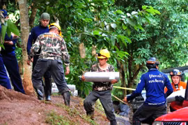 Lluvias obstaculizan rescate de equipo de fútbol infantil tailandés atrapado en cueva