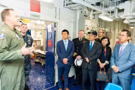 Embajador de Vietnam en Estados Unidos visita portaaviones USS George H.W. Bush