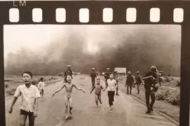 Fotógrafo ganador de Pulitzer dona objetos al museo de Vietnam