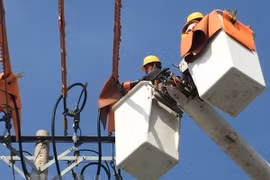 Hogares pobres vietnamitas se benefician por servicios gratuitos del Grupo nacional de Electricidad 