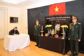 Embajadas de Vietnam en exterior efectúan honras fúnebres por Do Muoi, exsecretario general del Partido Comunista 