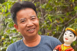 Phung Quang Oanh, el artesano que llevó las marionetas acuáticas del norte al sur