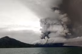 Indonesia aumenta alerta de erupción de volcán Anak Krakatau