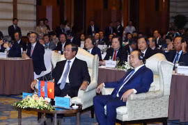 Premieres de Vietnam y Camboya asisten a foro empresarial binacional en Hanoi