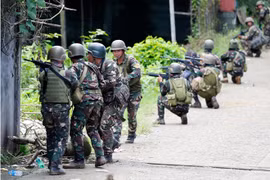 Ejército de Filipinas se enfrenta con rebeldes terroristas en Marawi