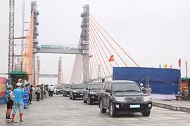 Instalan último segmento del puente interprovincial Quang Ninh- Hai Phong