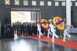 Mil 500 delegaciones nacionales y extranjeras rinden tributo a presidente Dai Quang en Vietnam 