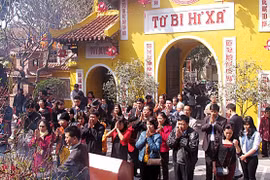 Visitan pagoda en primeros días del Año Nuevo