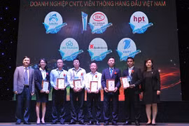 Honran a empresas destacadas de Vietnam en información y comunicación