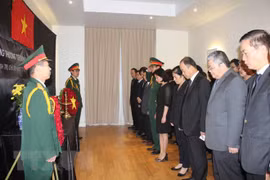 Diplomáticos europeos firman libros de condolencias por deceso del presidente vietnamita 