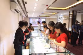 Agotado oro en tiendas de Hanoi en Día de Dios de la Riqueza