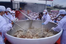 Grupo vietnamita VIFON obtiene récord Guinness por el mayor tazón de fideos de arroz