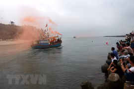 Miles de personas asisten al rito dedicado a ballena azul en Vietnam