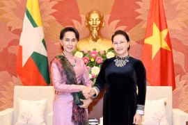 Presidenta del Parlamento de Vietnam destaca papel femenino al recibir a consejera de Estado de Myanmar 