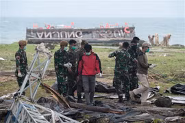 Indonesia utiliza drones y perros para localizar a sobrevivientes del tsunami