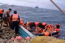 Tailandia: Hallan 13 cadáveres tras naufragio de barco en Phuket 