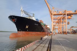 Gigantesco buque portacontenedores de Singapur arriba al puerto de Hai Phong	