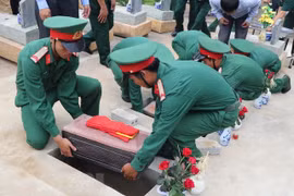 Efectúan ceremonia de enterramiento de restos de militares voluntarios vietnamitas caídos en Camboya