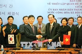 Ciudad Ho Chi Minh y Gyeonggi de Sudcorea establecen lazos de amistad y cooperación