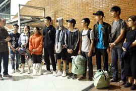 Llegan a Yakarta estudiantes vietnamitas atrapadas en Palu tras sismo