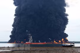 Indonesia: dos muertos en incendio por derrame de petróleo