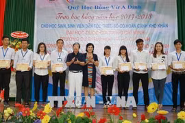 Entregaron becas “Vu A Dinh” para estudiantes de minorías étnicas en Vietnam