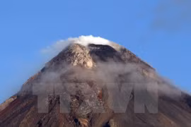 Miles de filipinos evacuados ante posible erupción del volcán Mayon