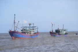 Remolcan con seguridad barco averiado en aguas 