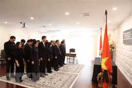 Embajadas de Vietnam en numerosos países efectúan honras fúnebres por presidente Dai Quang 