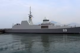 Destructor de Armada de Singapur atraca en puerto de Da Nang 