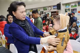 Presidenta parlamentaria visita niños con cáncer en ocasión del Tet