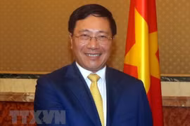 Vicepremier y canciller de Vietnam asiste al Foro empresarial con Reino Unido