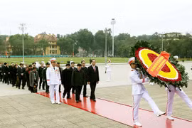 Máximos dirigentes de Vietnam rinden homenaje al Presidente Ho Chi Minh en ocasión de fundación del PCV