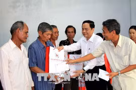 Presidente de FPV entrega regalos del Tet en Soc Trang