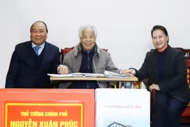Premier y presidenta parlamentaria de Vietnam visitan a exdirigente político