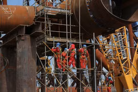 Empleados de la Corporación de Servicios Técnicos de Petrovietnam (PTSC) trabajan en una obra en el mar (Foto: https://www.qdnd.vn/)