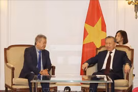 El secretario general del Partido Comunista y presidente de Vietnam, To Lam (derecha), recibe al presidente de la Asociación de Amistad Francia-Vietnam, Nguyen Hai Nam. (Foto: VNA)