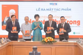 La directora general de la VNA, Vu Viet Trang, regala el libro a los delegados (Foto: VNA)
