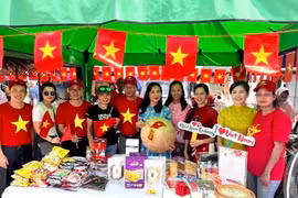 Representantes de la Embajada y la comunidad de vietnamitas residentes en Sri Lanka presentan productos típicos del país en el festival (Foto: VNA)