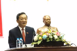 El embajador de Vietnam en Laos, Nguyen Minh Tam, interviene en la cita. (Foto: VNA)