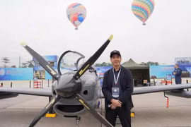 Nguyen Hoai Nam, uno de los tres fundadores de la idea del TP-150, se toma una foto con el avión (Foto: sggp.org.vn)